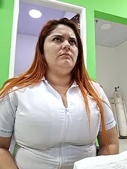 girl_redhead_bigtits