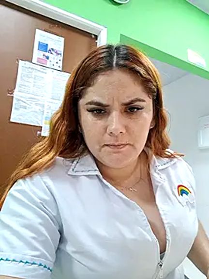 girl_redhead_bigtits