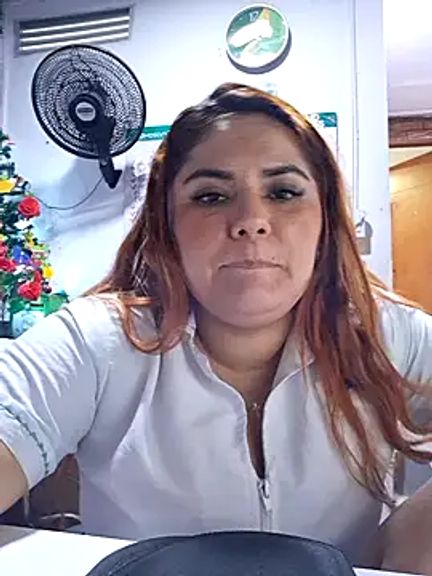 girl_redhead_bigtits