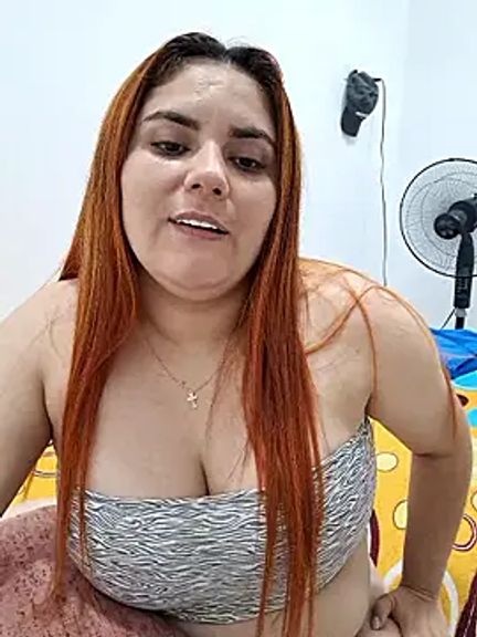 girl_redhead_bigtits