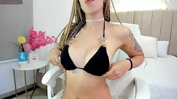 mia_thompsonn_