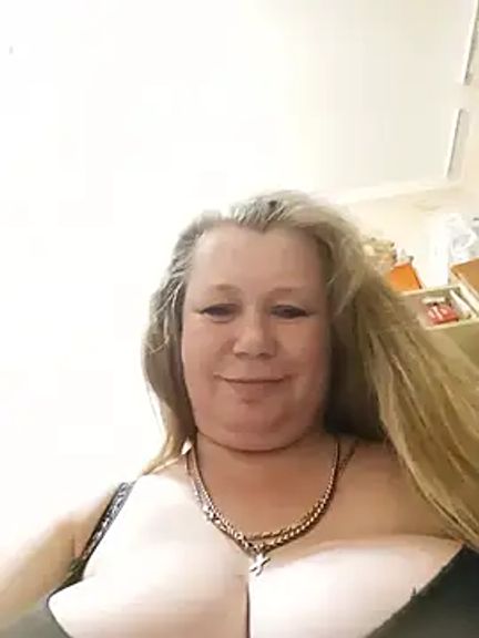 KiraStanton