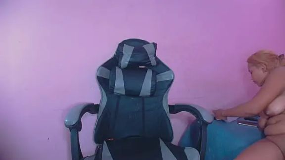 Hornyshow1