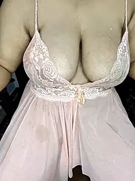 Curvy_Pooja