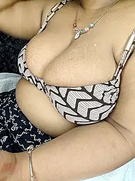 Curvy_Pooja