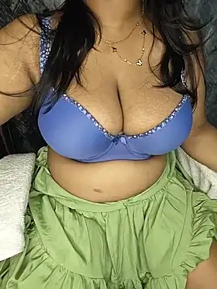 Curvy_Pooja