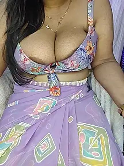 Curvy_Pooja