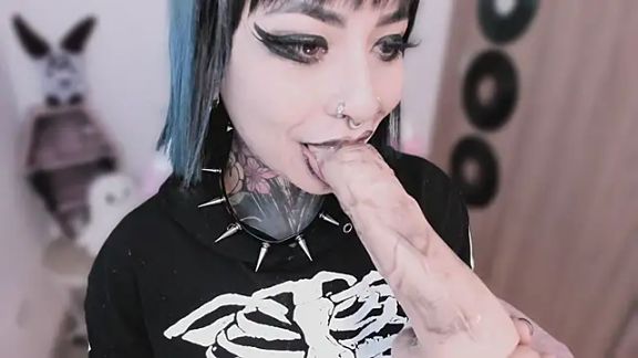 shes_creepy