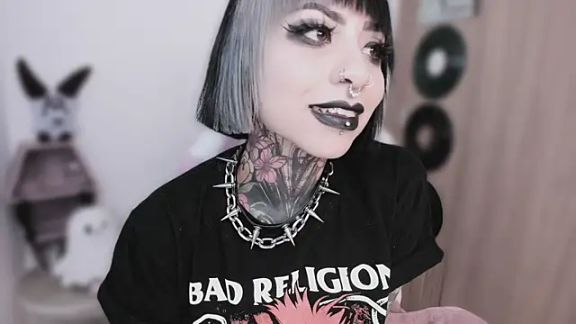 shes_creepy