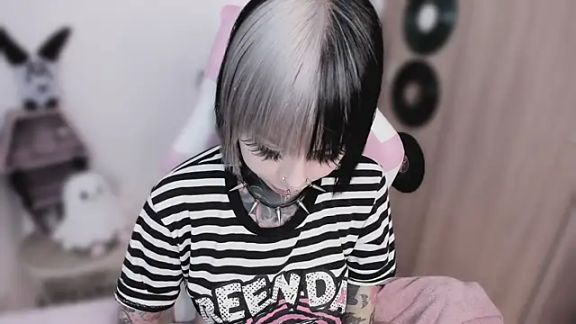 shes_creepy