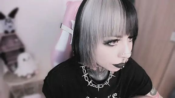shes_creepy