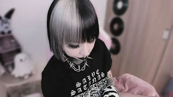 shes_creepy