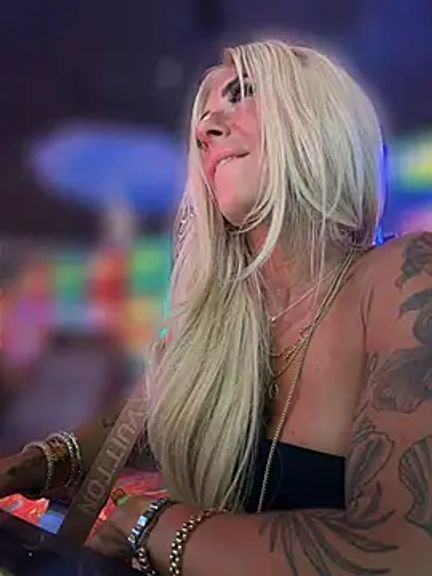 blondiluvsanal