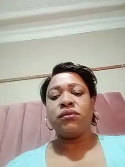 BUSTYQUEEN56_