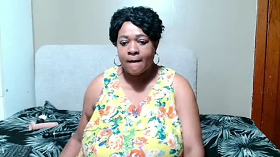 BUSTYQUEEN56_