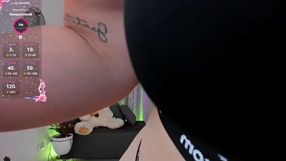 roxie_gates_