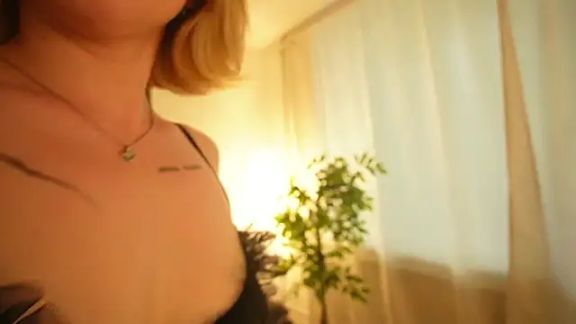 peach_in_stockings
