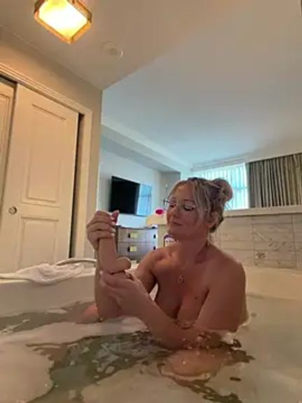 BlondeMilf82
