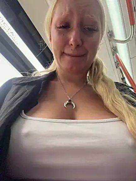 Elfi_InPublic
