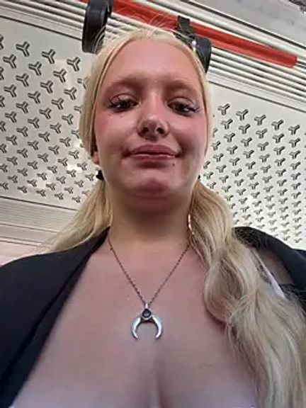 Elfi_InPublic
