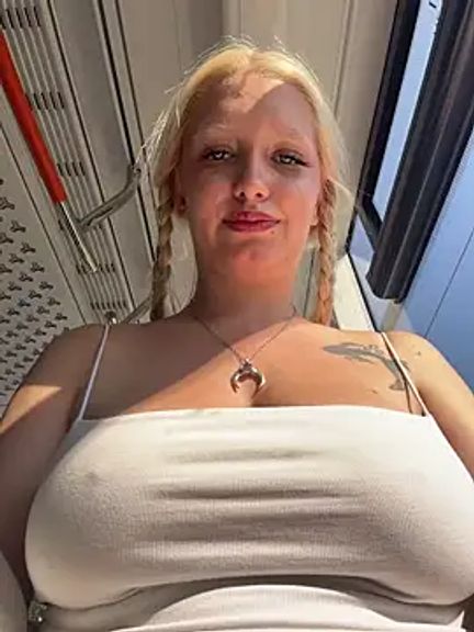 Elfi_InPublic