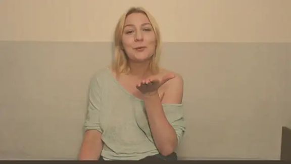 Bonnie_kisses