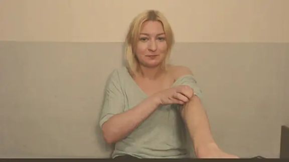 Bonnie_kisses