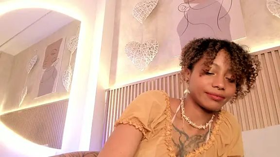 daiana_curly