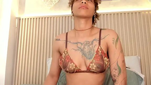 daiana_curly