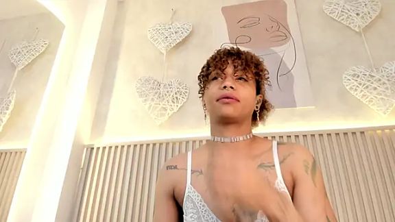 daiana_curly