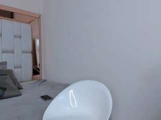 Caro Cruz 18